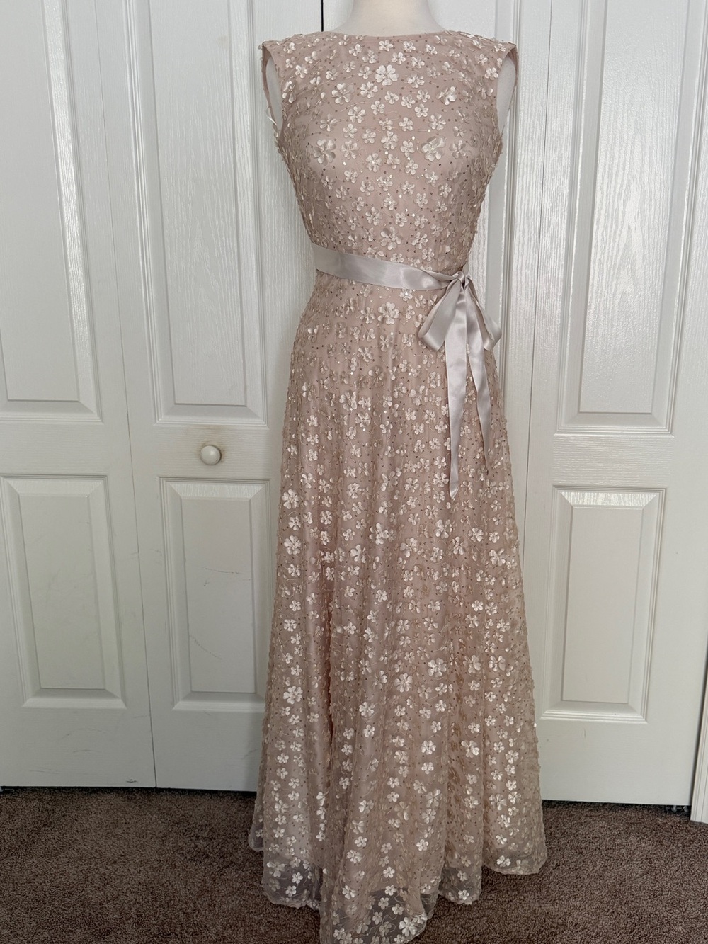 Tahari Champagne/Blush Pink Floral Embellished Formal Dress Size 4
